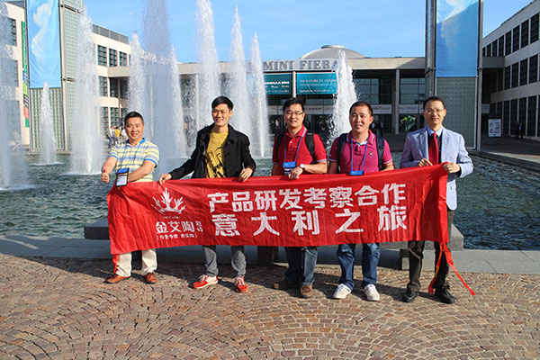 888集团电子游戏瓷砖品牌董事长（中）带队欧州调查