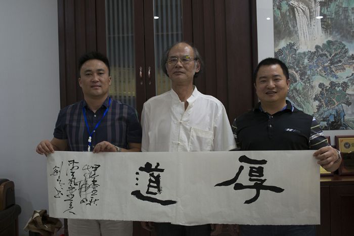 张剑岑先生（中）与888集团电子游戏瓷砖品牌营销总经理罗胜（左）、888集团电子游戏瓷砖品牌营销总监刘鸿瑞（右）合影留想
