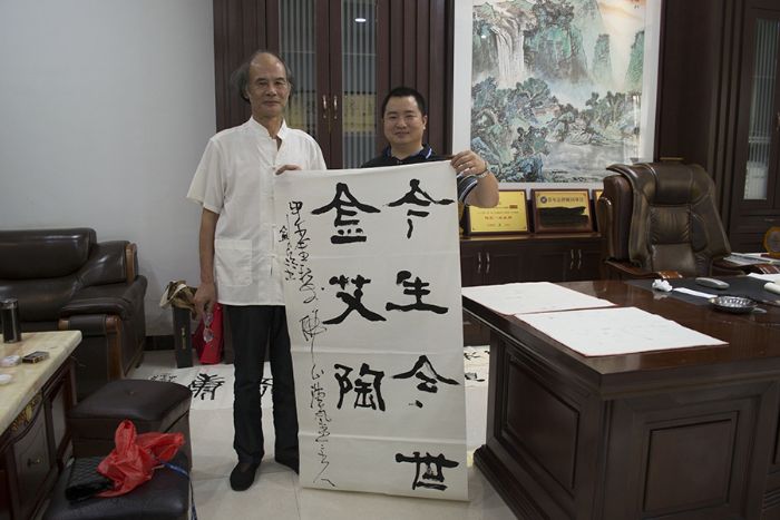 张剑岑先生（左）与888集团电子游戏瓷砖品牌营销总监刘鸿瑞（右）合影留想