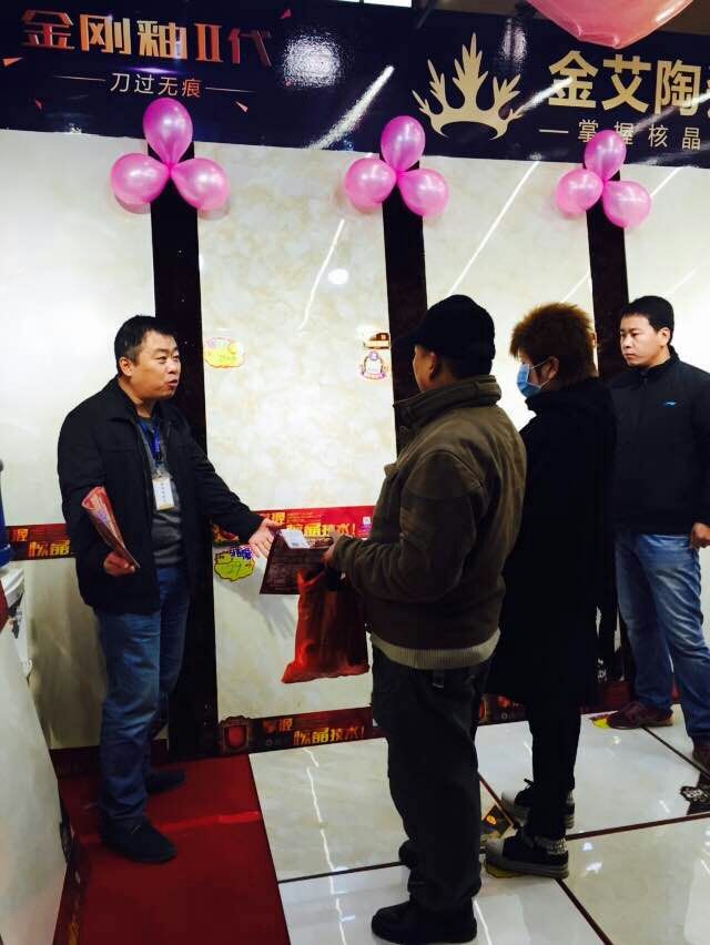 20151124092502166 888集团电子游戏瓷砖工作人员向顾客介绍产品