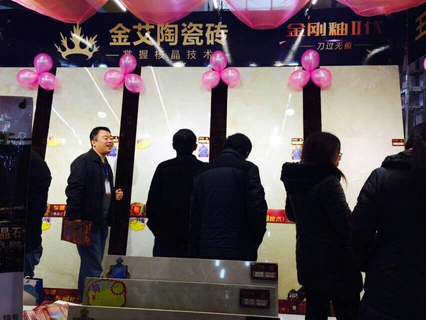 20151124092520728 888集团电子游戏瓷砖工作人员与顾客交谈