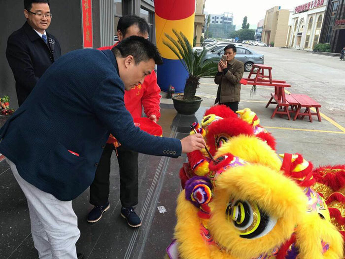 888集团电子游戏瓷砖营销总经理罗胜给狮子点睛