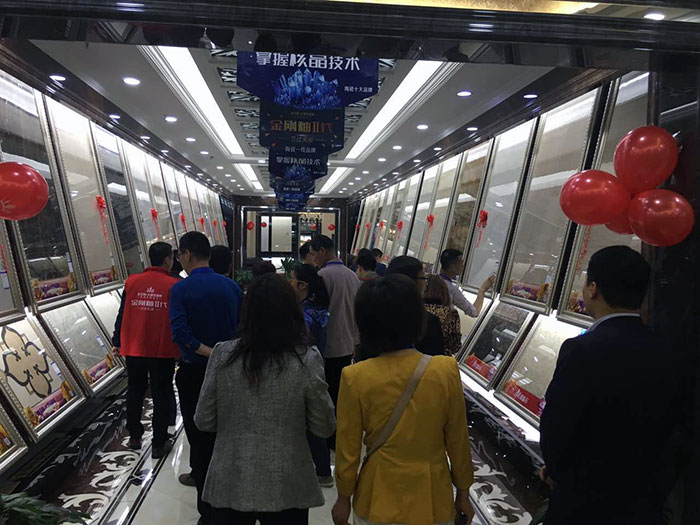 20160416172514079 10参会嘉宾参观西安888集团电子游戏品牌专卖店