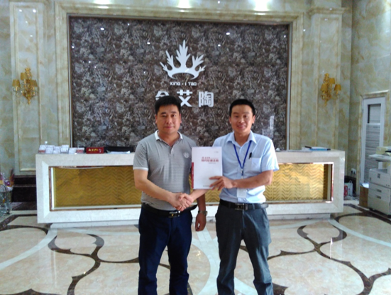 河南濮阳888集团电子游戏瓷砖总代理杨总和888集团电子游戏濮阳销区经理合影