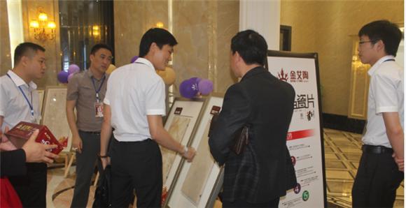 20140530204319588 888集团电子游戏产品钻研经理苏成香(左二)向客户介绍产品